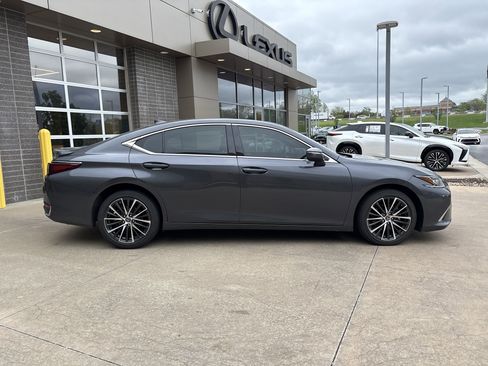 Used 2023 Lexus ES 250 w/ Premium Package image 31