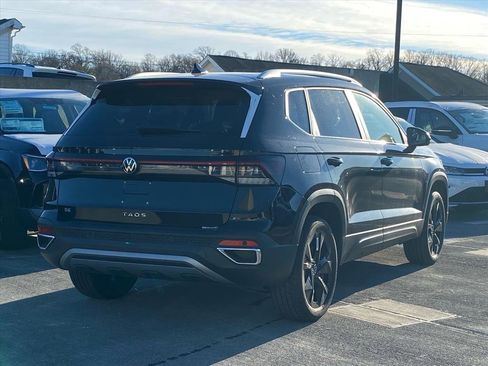 New 2026 Volkswagen Taos SE image 3