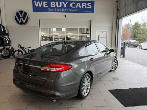 Used 2017 Ford Fusion SE image 4