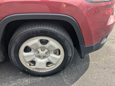 Used 2016 Jeep Cherokee Sport image 11