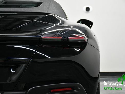 Used 2024 Ferrari Roma Spider RWD image 16