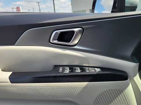 Used 2022 Kia Carnival LX image 17