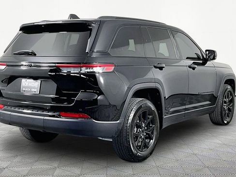 Used 2025 Jeep Grand Cherokee Altitude AWD/4WD image 6
