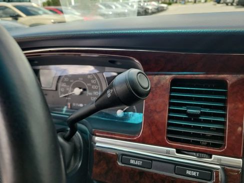 Used 2004 Lincoln Town Car Signature RWD image 29