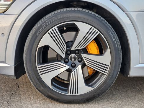 Used 2022 Audi e-tron Premium Plus image 21