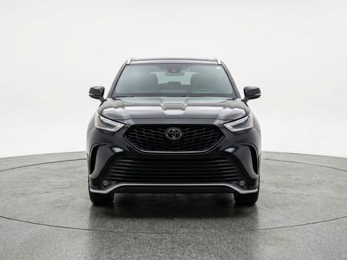 Used 2025 Toyota Highlander XSE image 2