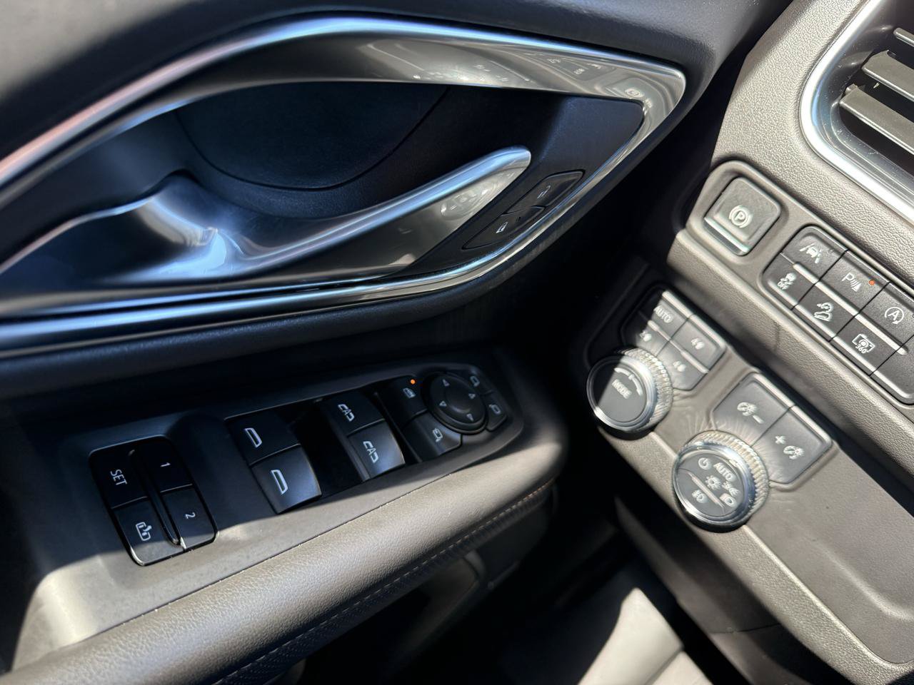 Used 2024 GMC Yukon AT4 w/ Technology Package AWD/4WD image 33