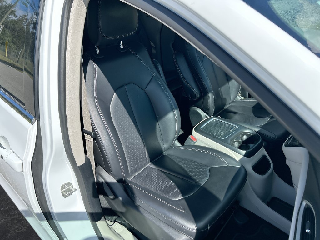 Used 2024 Chrysler Pacifica Touring-L FWD image 32