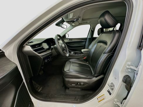 Used 2023 Jeep Grand Cherokee 4WD 4xe image 13