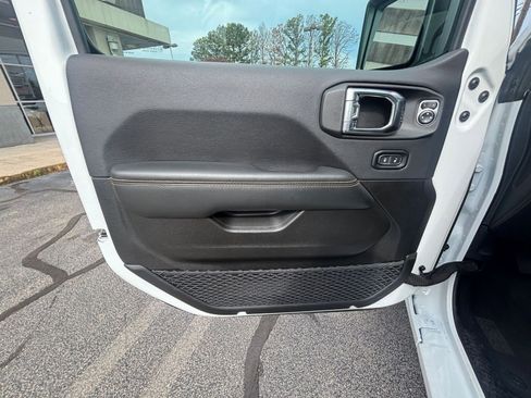 Used 2025 Jeep Wrangler Unlimited Sahara AWD/4WD image 18