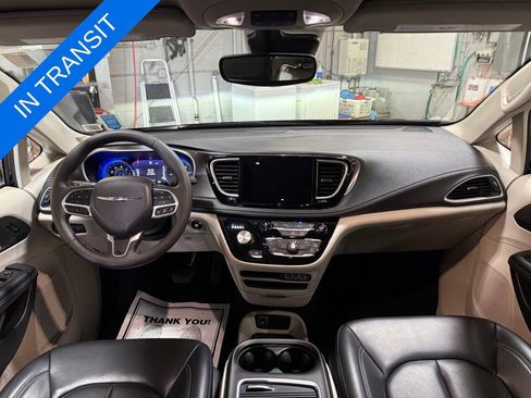 Used 2023 Chrysler Pacifica Touring-L AWD/4WD image 5