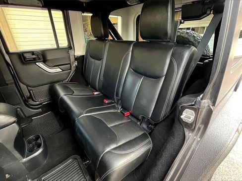 Used 2016 Jeep Wrangler Unlimited Rubicon image 25