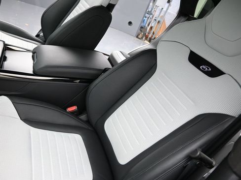 Used 2025 Land Rover Range Rover Sport SV Edition Two image 9