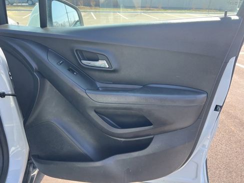 Used 2017 Chevrolet Trax LT w/ LT Convenience Package image 10