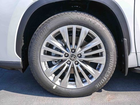 New 2026 Toyota Highlander Platinum AWD/4WD image 12