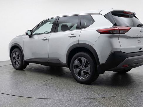 Used 2025 Nissan Rogue SV image 6