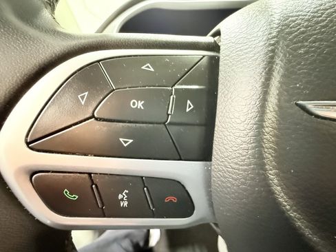 Used 2022 Chrysler Pacifica Touring-L image 27