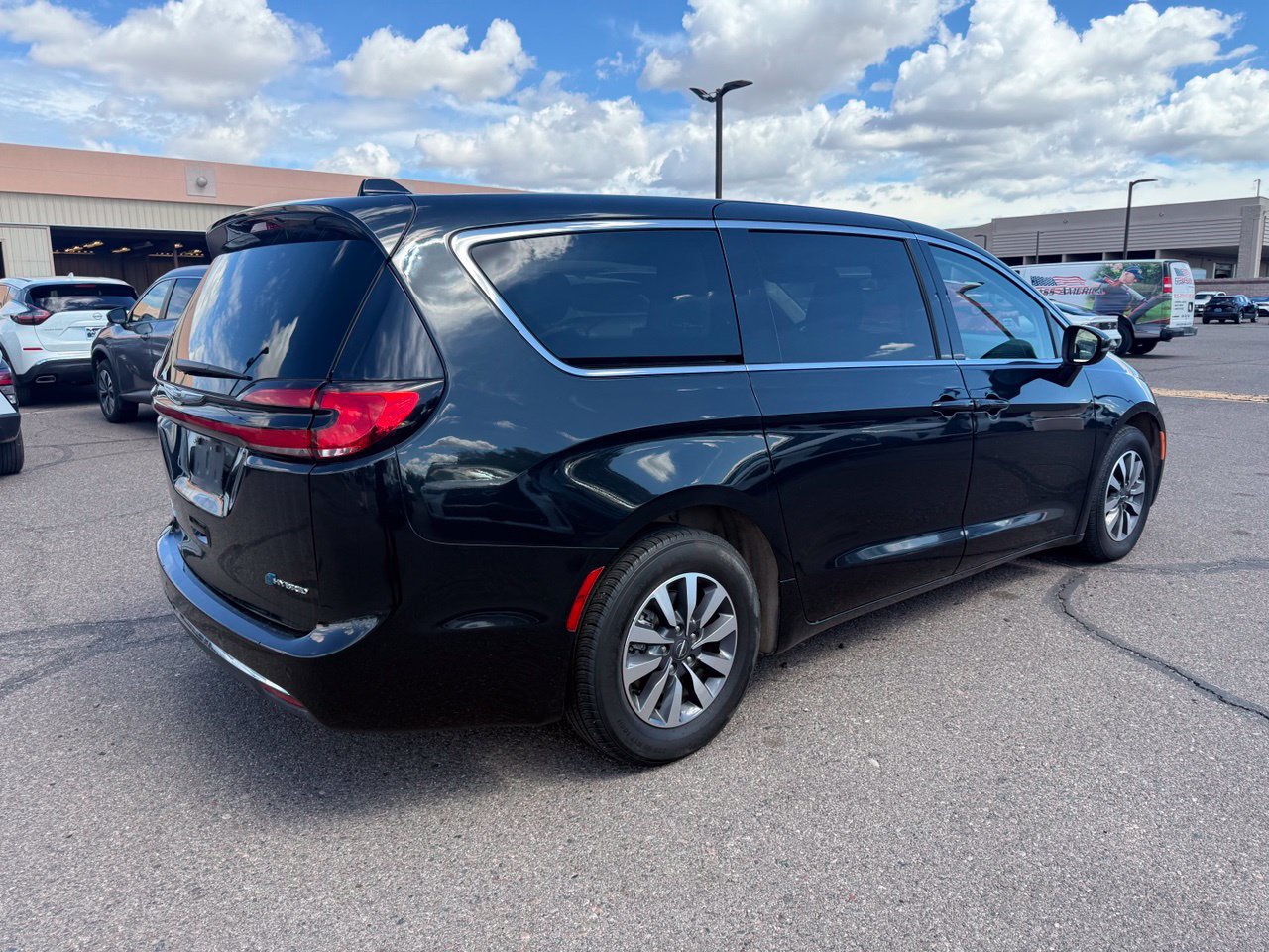 Used 2023 Chrysler Pacifica Touring-L FWD image 5