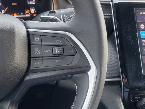 Used 2025 Jeep Grand Cherokee L Altitude AWD/4WD image 18