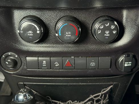 Used 2018 Jeep Wrangler Unlimited Sahara w/ Connectivity Group AWD/4WD image 22