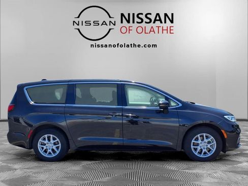 Used 2023 Chrysler Pacifica Touring-L FWD image 30