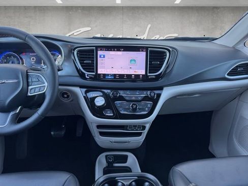 Used 2024 Chrysler Pacifica Touring-L image 3