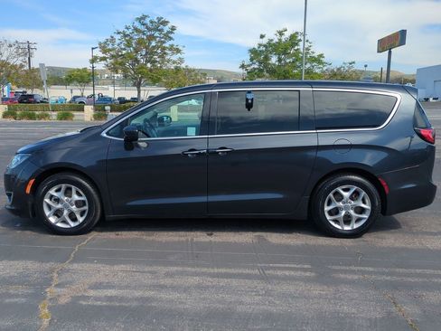 Used 2019 Chrysler Pacifica Touring Plus w/ Tire & Wheel Group image 9