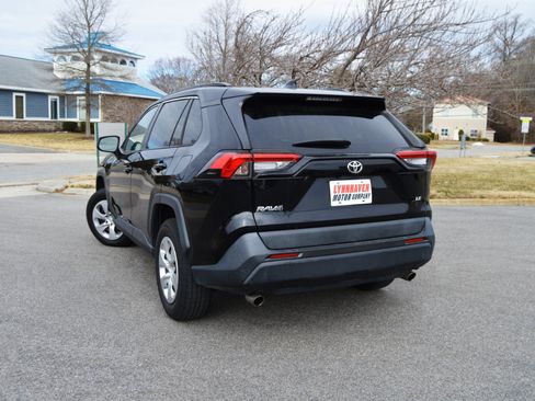 Used 2020 Toyota RAV4 LE image 6