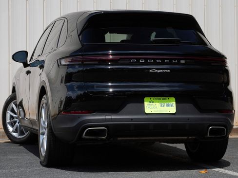 Used 2024 Porsche Cayenne AWD/4WD image 6
