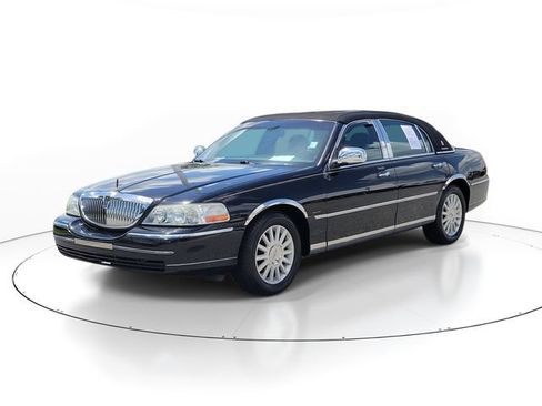 Used 2004 Lincoln Town Car Signature RWD image 2