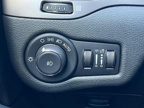 Used 2021 Jeep Cherokee Latitude Plus AWD/4WD image 18