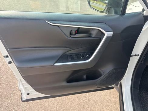 Used 2020 Toyota RAV4 LE AWD/4WD image 14