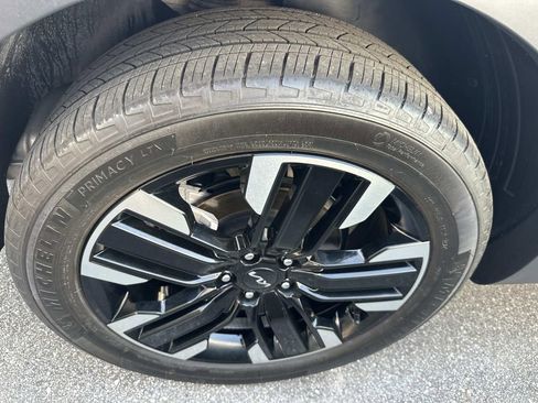 Used 2025 Kia Telluride SX w/ SX Captain's Chair Package image 7