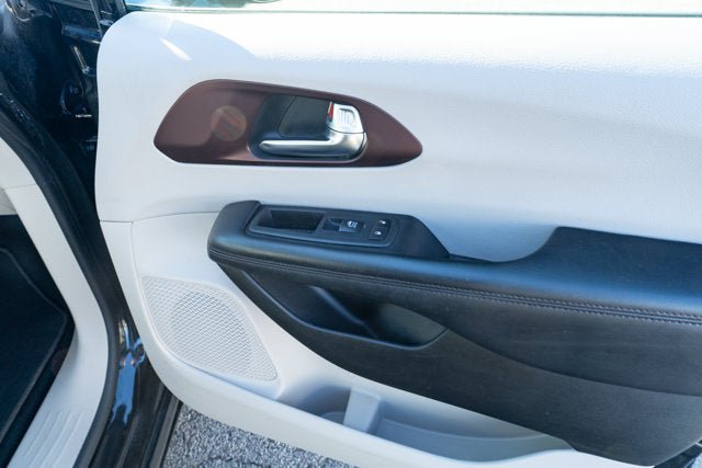 Used 2020 Chrysler Pacifica Limited FWD image 47
