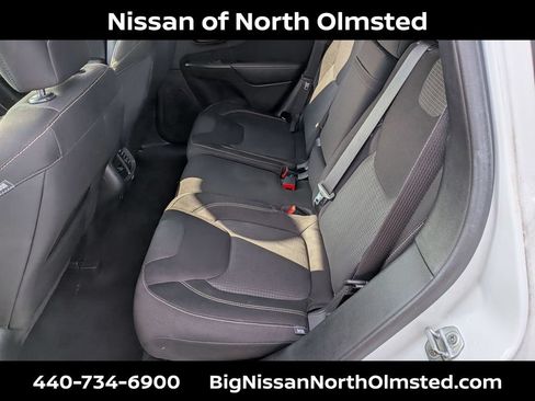 Used 2015 Jeep Cherokee Latitude w/ Cold Weather Group FWD image 24