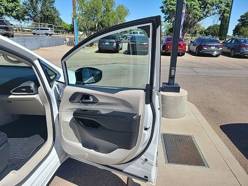 Used 2024 Chrysler Pacifica Touring-L FWD image 18