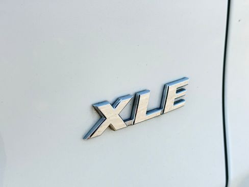 Used 2022 Toyota RAV4 XLE Premium image 10