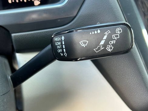 Certified 2022 Volkswagen Tiguan SE R-Line FWD image 18