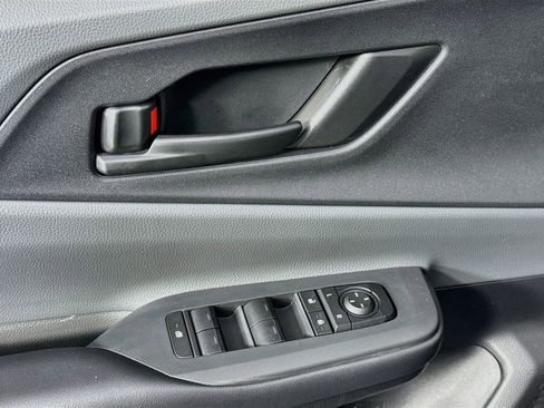 Used 2025 Toyota Prius LE FWD image 23