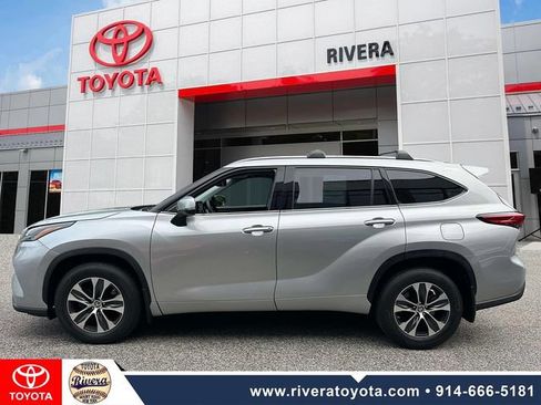 Used 2021 Toyota Highlander XLE AWD/4WD image 2