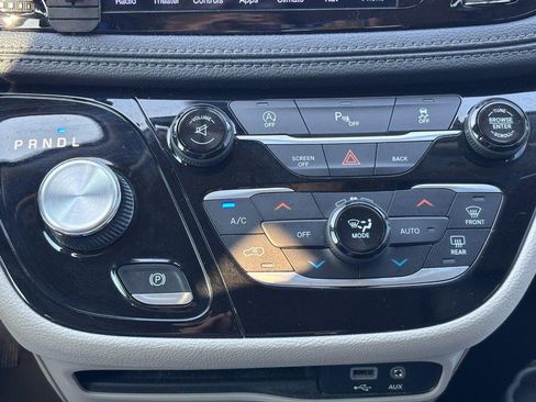 Used 2017 Chrysler Pacifica Limited w/ UConnect Theater Package FWD image 26
