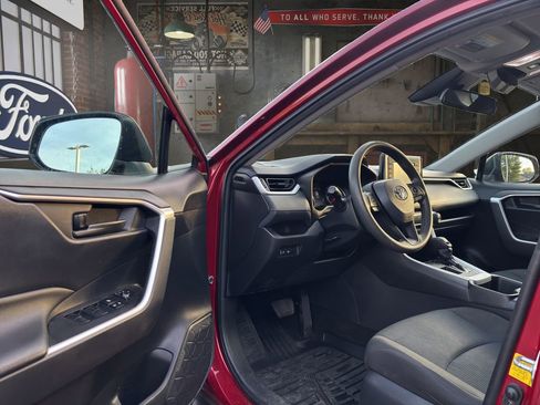 Used 2022 Toyota RAV4 LE FWD image 17