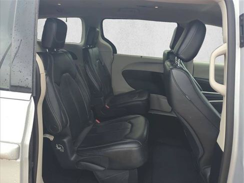 Used 2023 Chrysler Pacifica Touring-L FWD image 19