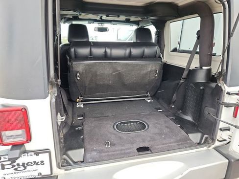 Used 2015 Jeep Wrangler Sahara image 29