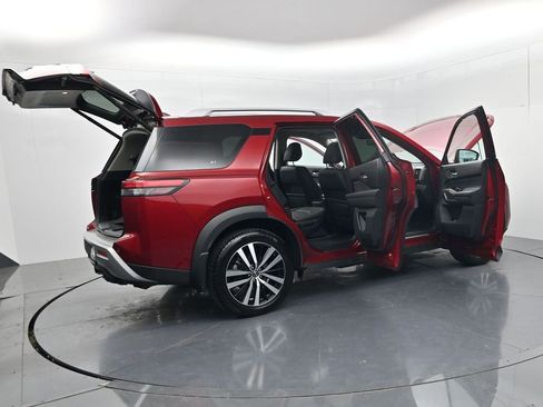 Used 2024 Nissan Pathfinder Platinum w/ Black Appearance Package AWD/4WD image 69