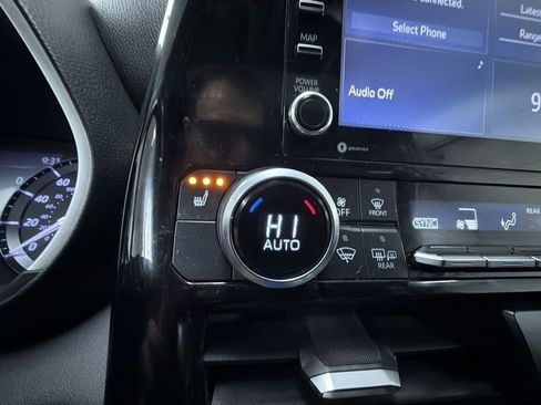 Used 2020 Toyota Highlander XLE image 17