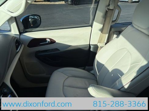Used 2020 Chrysler Pacifica Limited image 21