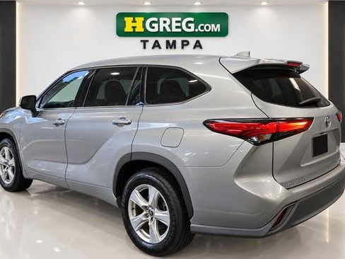 Used 2020 Toyota Highlander LE FWD image 2