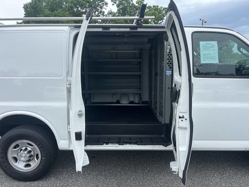 Used 2017 Chevrolet Express 2500 RWD image 21