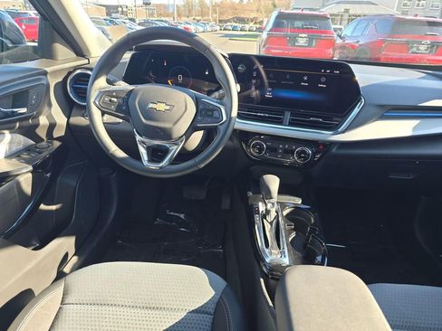 Used 2025 Chevrolet Trax LT w/ LT Convenience Package image 13